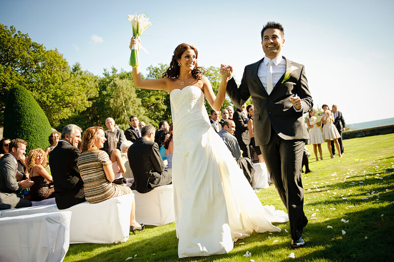 Dansande nerför raderna av gäster på utomhusbröllopet på Tjolöholms slott