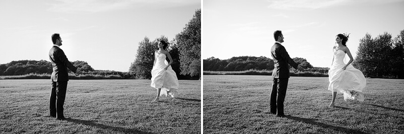 Lekfullt spring när brudparet fotograferas på gräsmattan nere vid havet.